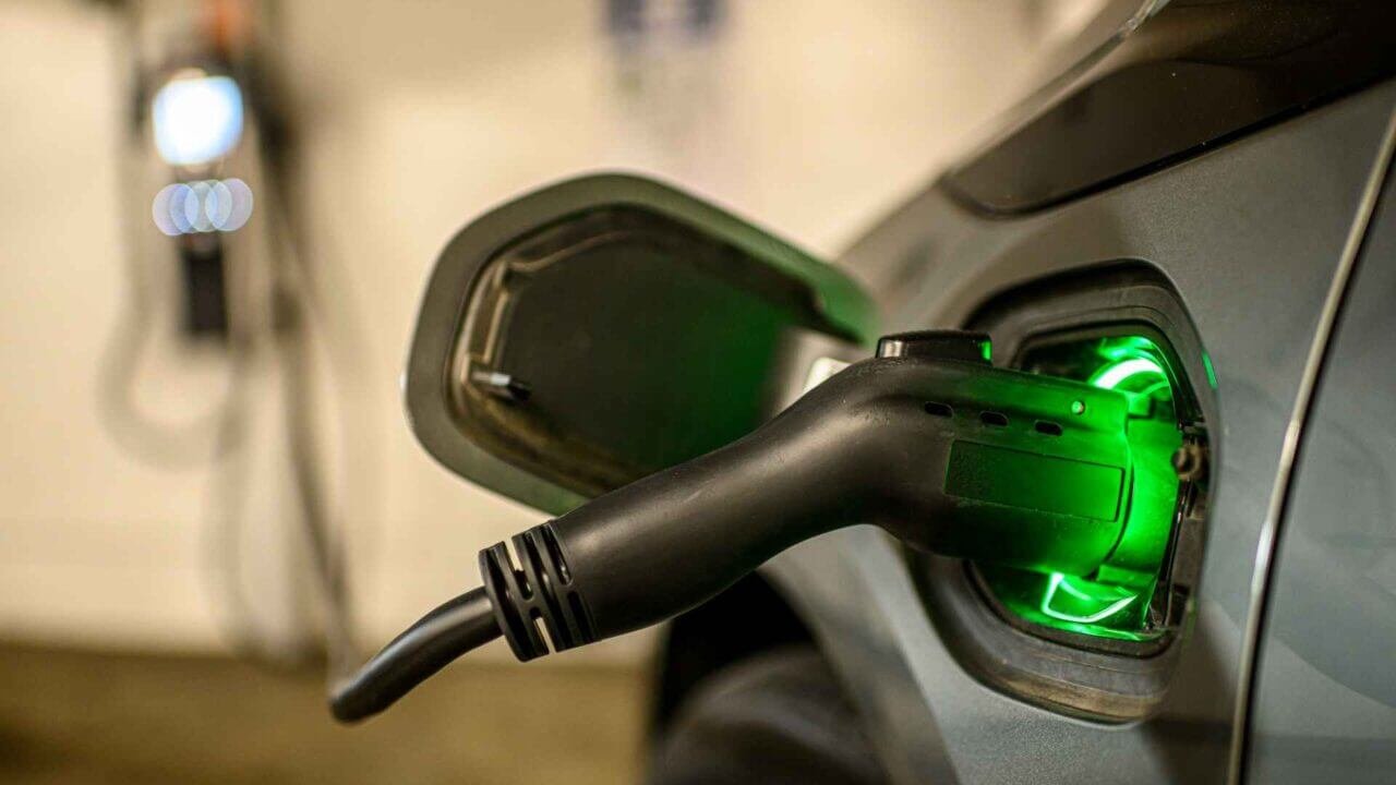 https://techpapersworld.com/wp-content/uploads/2024/07/Revolutionizing-EV-Charging-1280x720.jpg